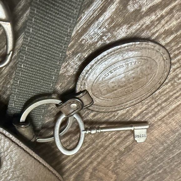 Fossil mint near new condition large Gray Leather Shoulder Bag/crossbody KEY - Picture 5 of 16
